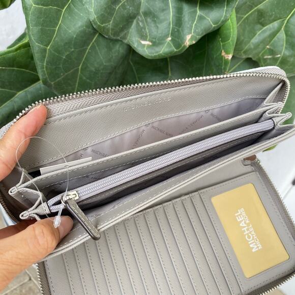 Only 1‼️ Michael Kors Jet Set Travel LG Travel Wallet IN Bright White - Picture 7 of 9